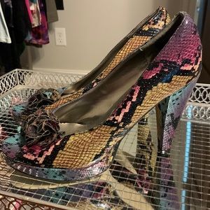 Rare multi-colored faux snakeskin Steve Madden peep toe pumps. Size 9.5
